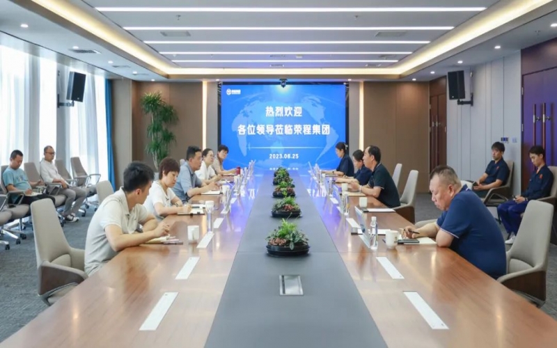 津南區(qū)副區(qū)長薛彤一行到訪榮程集團就企業(yè)生產運行、科技攻關等調研服務
